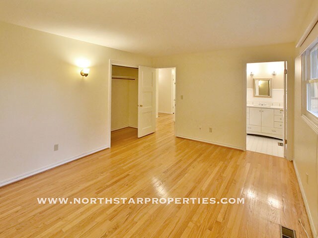 Building Photo - Great Lake Oswego Home Walking Distance to Everything