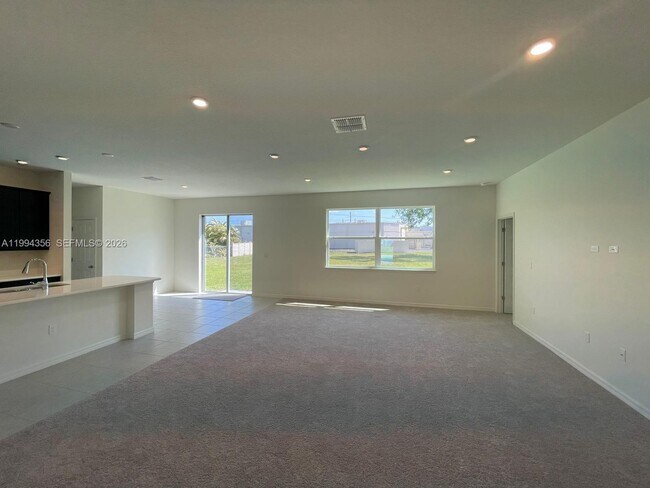 Building Photo - 2133 SE Flanders Rd