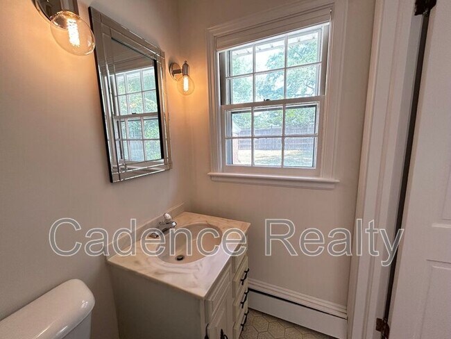 Building Photo - 1607 Azalea Dr