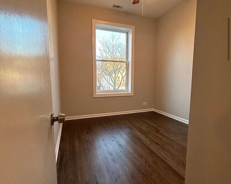 Building Photo - 3232 S Wells St