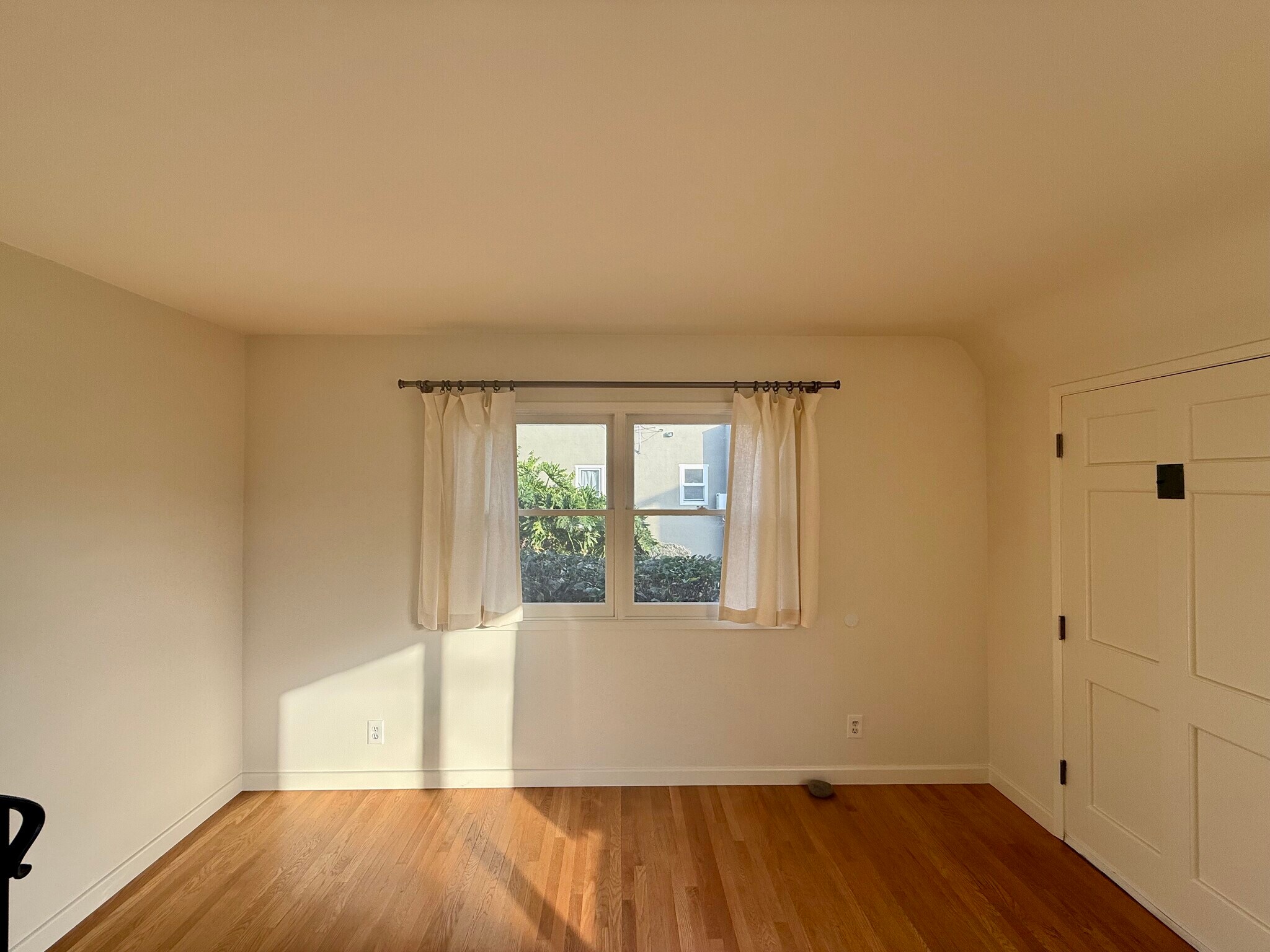 Living Room - 2630 S West View St