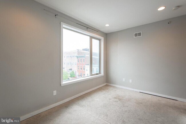 Building Photo - 2027 E Huntingdon St