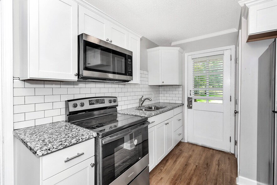 Building Photo - 914 Linwood Dr NW