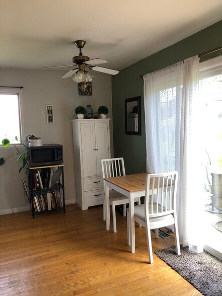 Dining Area - 463 Lawnview Cir