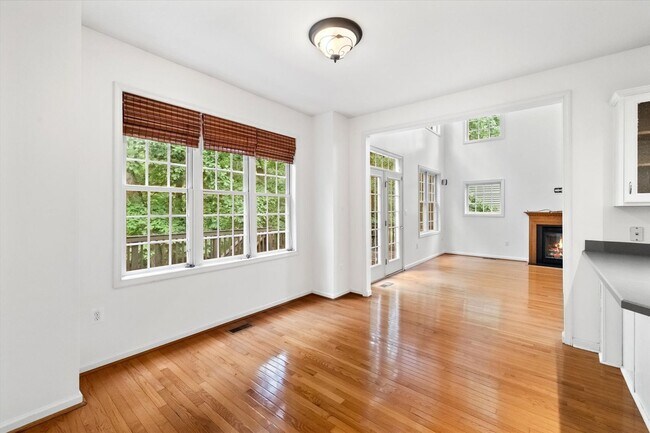 Building Photo - 4107 Lakeview Pkwy