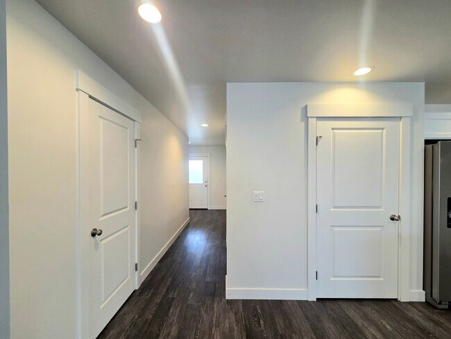 Building Photo - Newer Rambler in Mary Hill Estates!