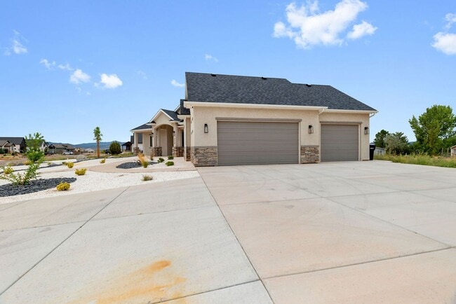 Building Photo - Elegant Residence on an Arce Lot