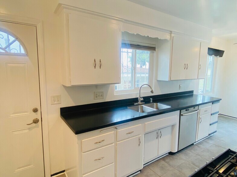 Kitchen - 4968 W 59th St