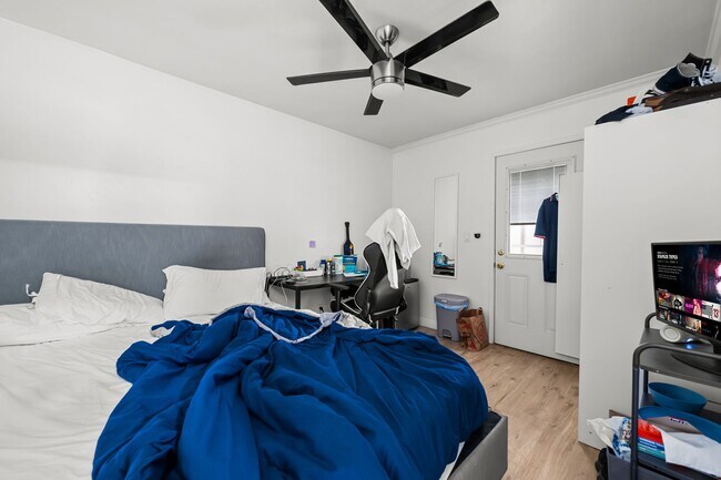 Building Photo - 2 kitchens + no back house!