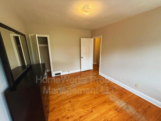 Building Photo - 347 Martingale Ave