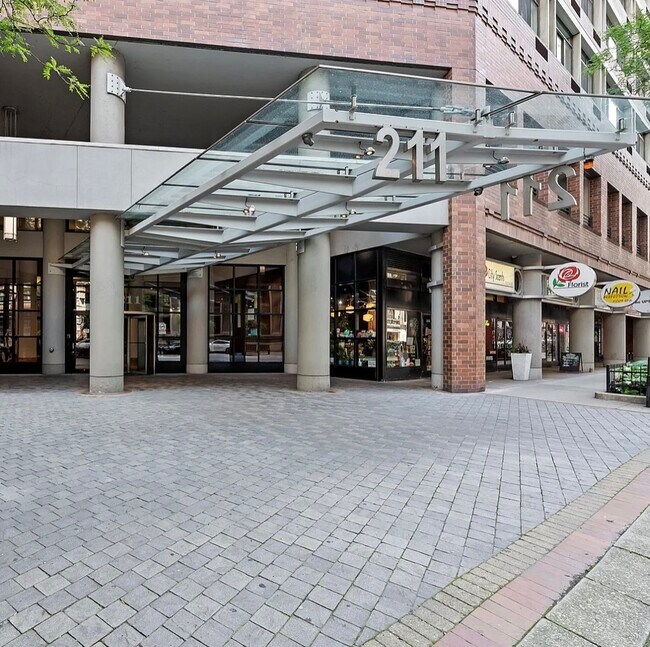 Primary Photo - 211 E Ohio St