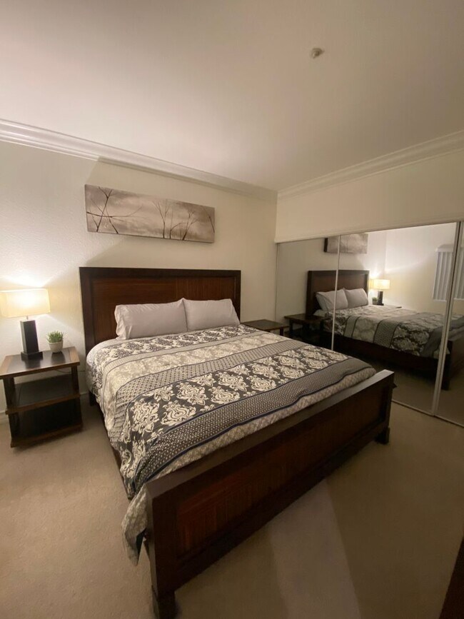 Building Photo - Charming Fully Furnished 1 Bedroom Condo: ...