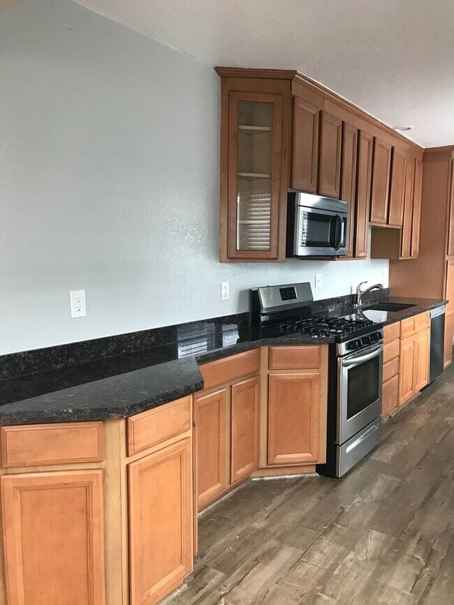 Building Photo - 2 bedroom House in Oakland - Available Now!