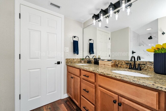 Building Photo - 2954 Sadina St