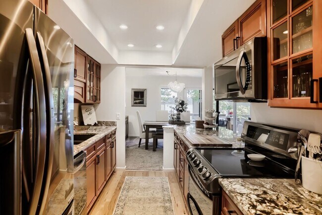 Building Photo - Lake Villas Condominiums ~ Redmond