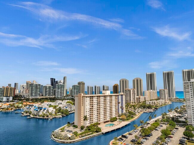 Building Photo - 400 Kings Point Dr