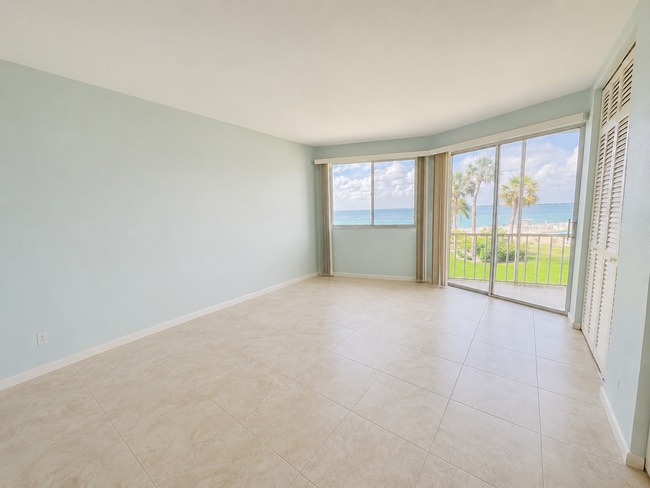 Building Photo - Downtown Sarasota! 55+ community! Beaches and shopping nearby! Partially Furnished available!