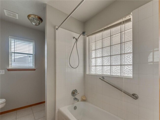 Building Photo - 1004 SW 127th Pl