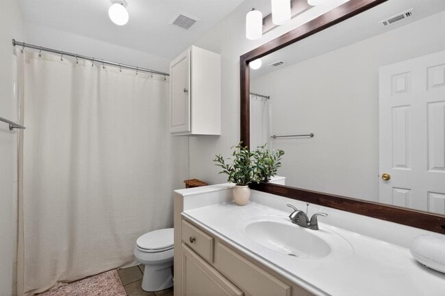 Building Photo - 300 N Carriage Hills Dr