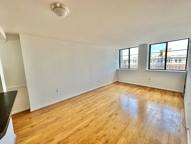 Building Photo - Fantastic 1 Bed with Den/Office/Additional Sleeping area! Conveniently located near Dupont, Logan...
