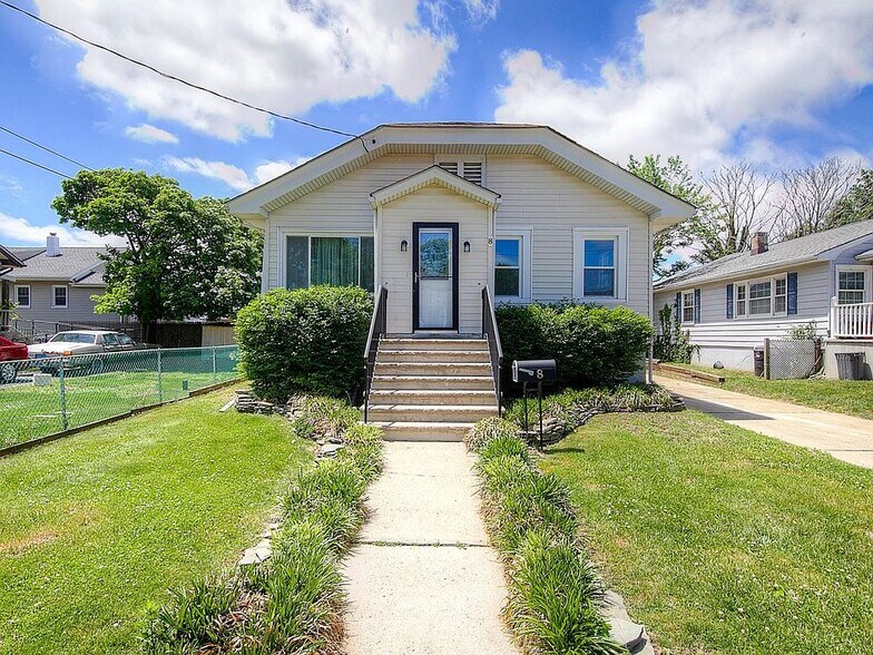 1940's Beach Bungalow - 8 Calvert Ave