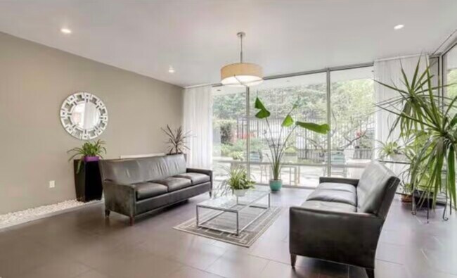 Building Photo - 1210 N Taft St