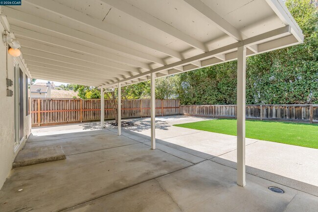 Building Photo - 121 Violet Rd
