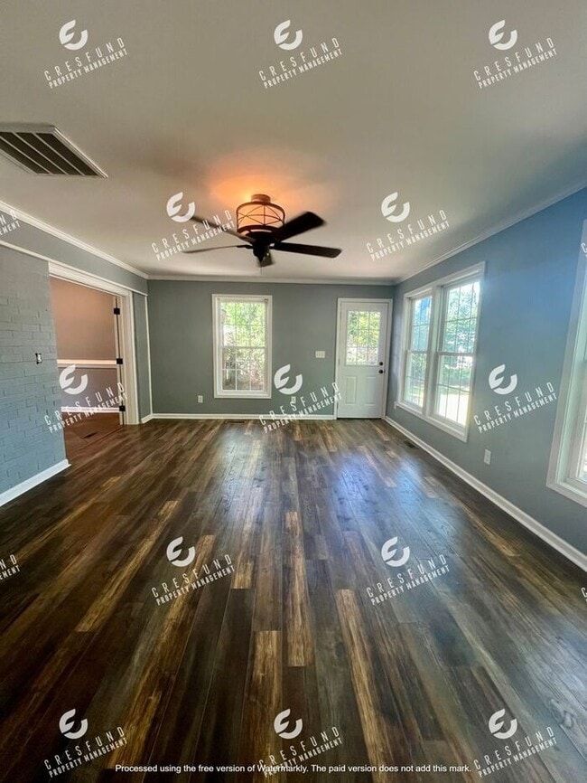 Building Photo - Spacious 3 Bedroom, 2 Bath - AVAILABLE NOW!