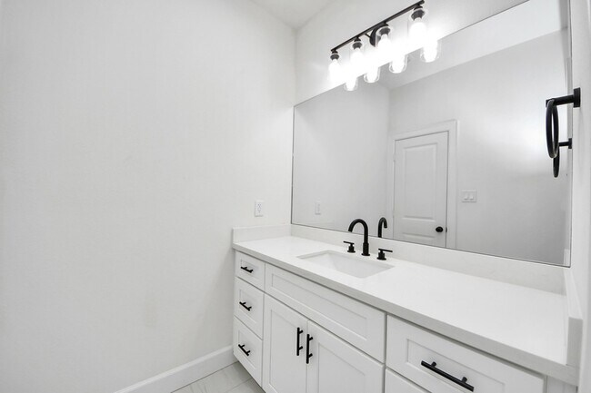 Building Photo - 8316 Corinth St