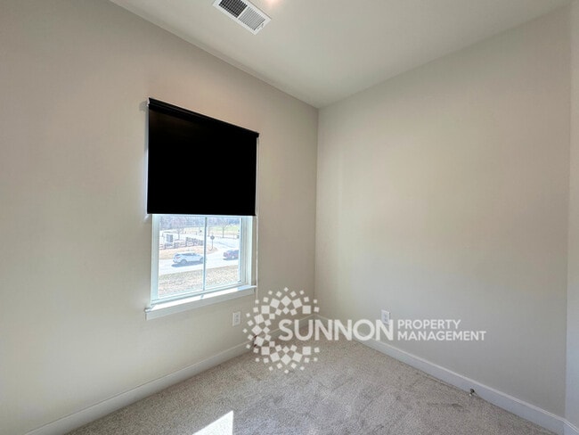 Building Photo - Spacious 3-Bedroom Townhome in a Prime Location