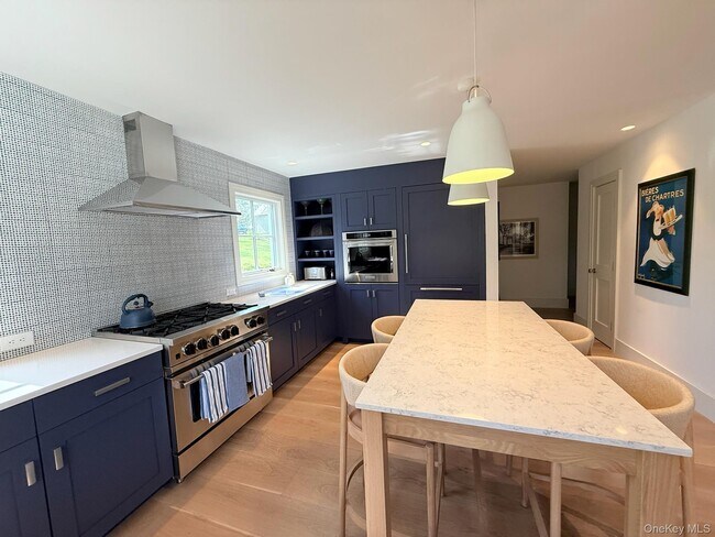 Building Photo - 323 Division St