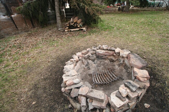 Building Photo - Single Family Home off Frontage Rd!