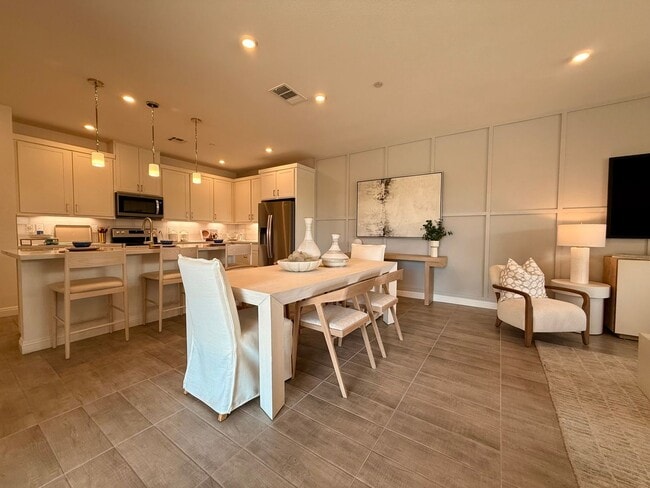 Building Photo - FULLY FURNISHED 3 BED 2.5 BATH 2 CAR GARAG...