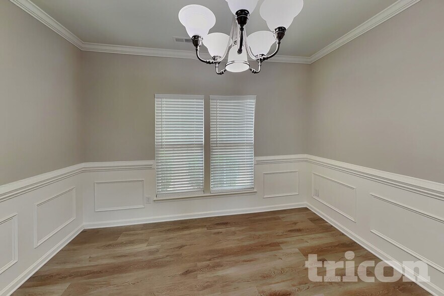 Building Photo - 1002 Hollingdale Ct