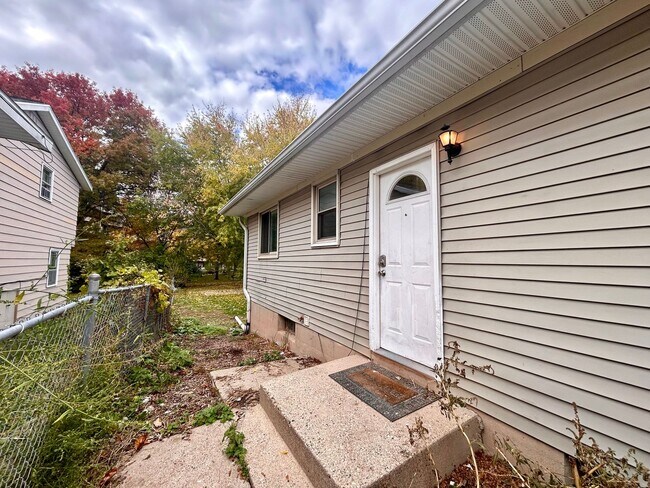 Building Photo - 4311-4313 Dawes Court SE