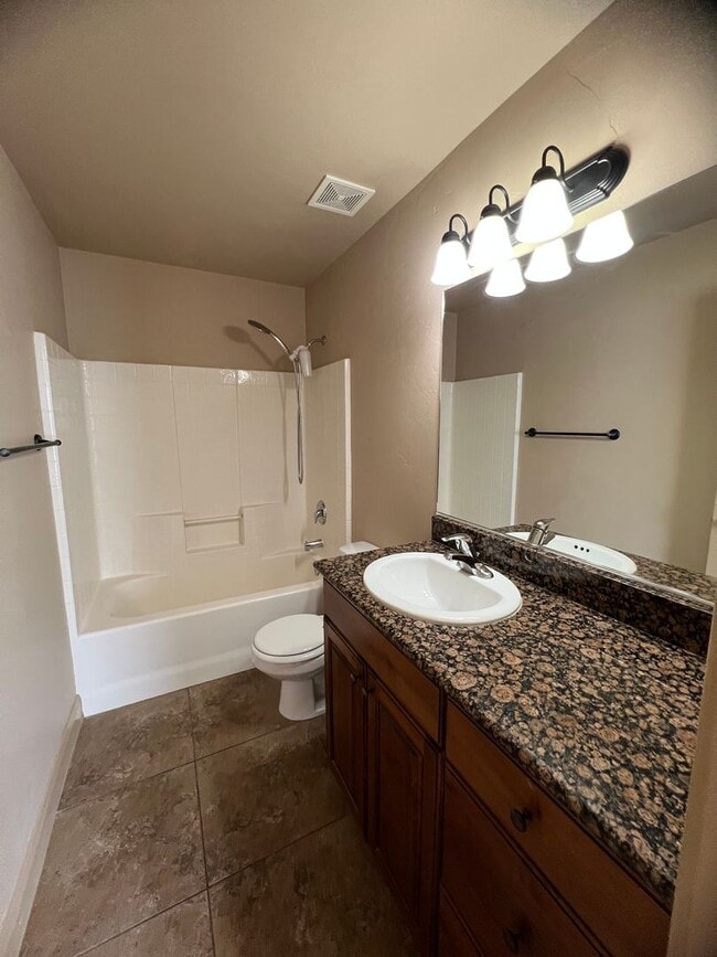 Building Photo - Looks Almost Brand New Townhome!