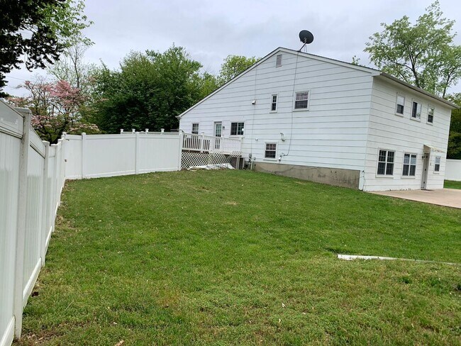 Building Photo - Large House in Cherry Hill East