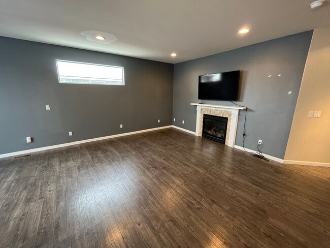 Building Photo - Quiet 3 Bed/2.5 Bath Home With Fenced Back...