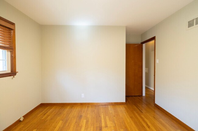 Building Photo - Charming Ranch Home with a great yard in Desirable Southwest Columbia