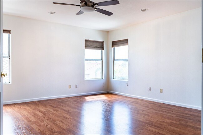 Building Photo - Stunning 4 Bedroom/2.5 Bath Home In Phoeni...