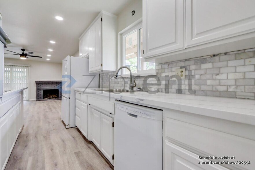 Building Photo - 9443 Acapulco Way