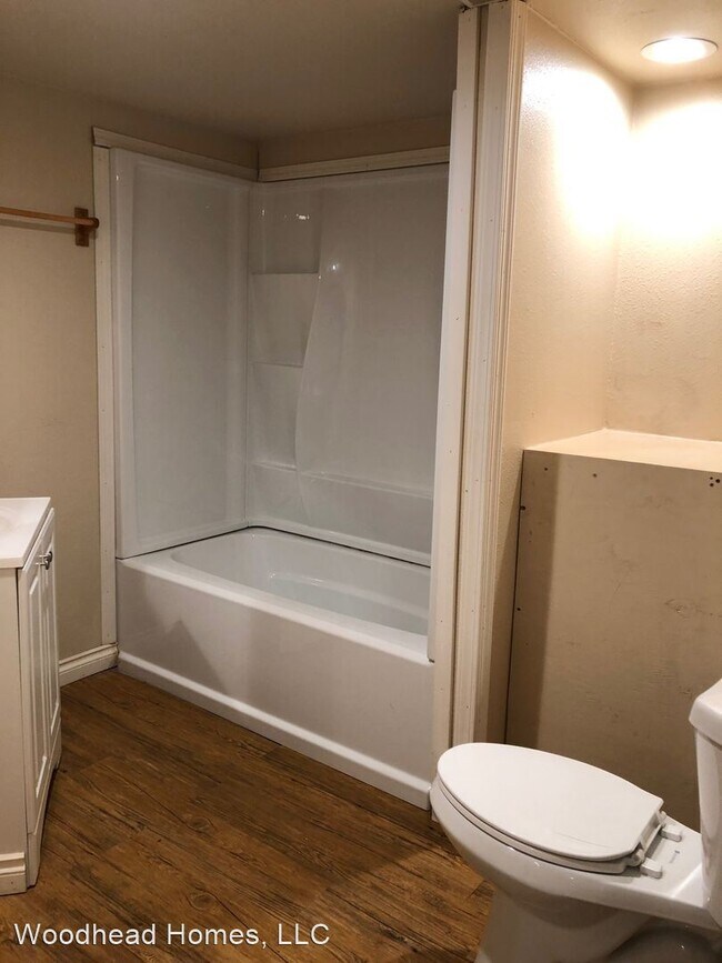 Building Photo - 815 E 8th Ave