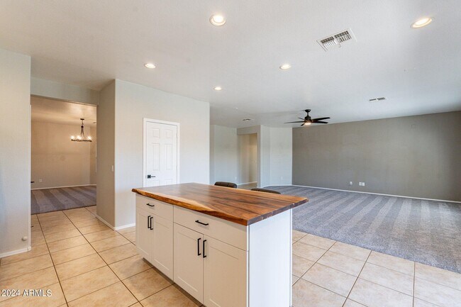 Building Photo - 1245 E San Carlos Way