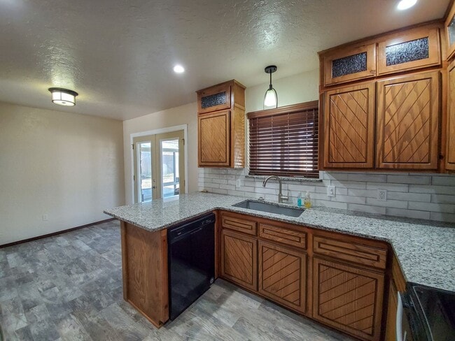 Building Photo - 3 bedroom 2 bath home in Shawnee