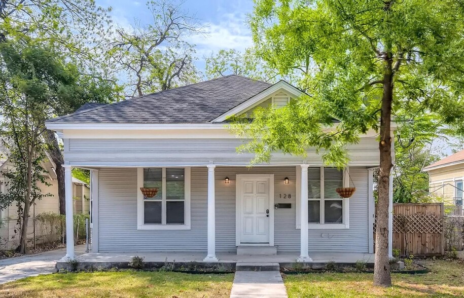 Primary Photo - Updated & charming Lavaca home with large fenced yard