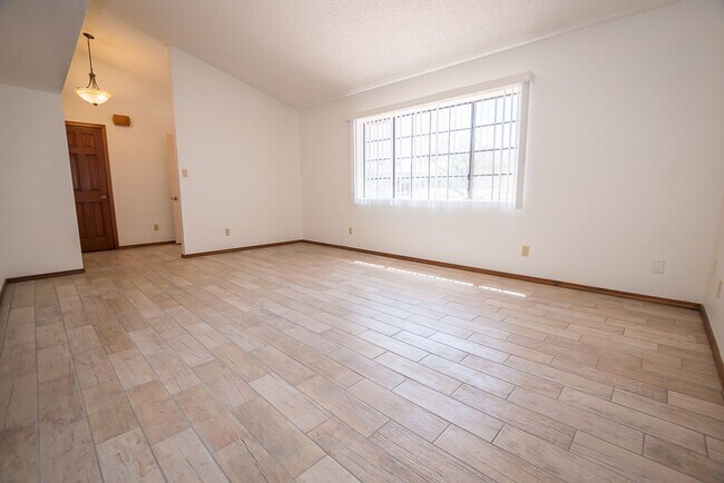 Building Photo - Large Home in Quiet Area, 3 Bedroom, 2 Bat...