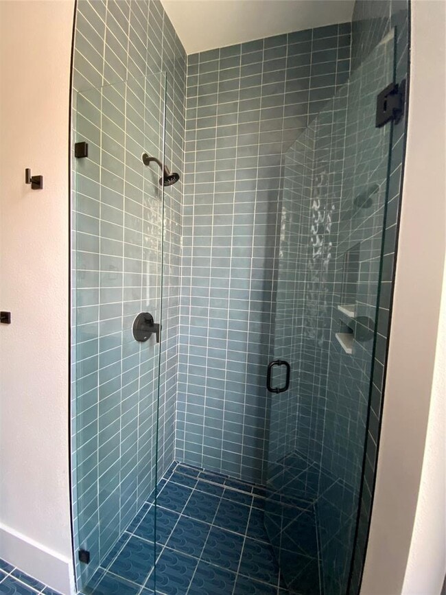 Building Photo - 925 E 30th St