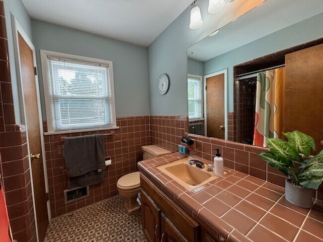 Building Photo - Fully Furnished, Turn Key Lake Front Home in Caledonia!