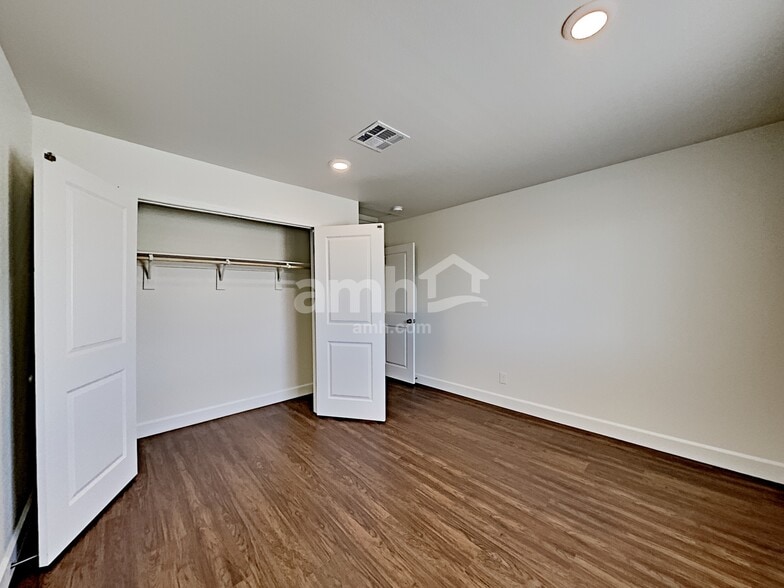 Building Photo - 1910 Macchia Ave