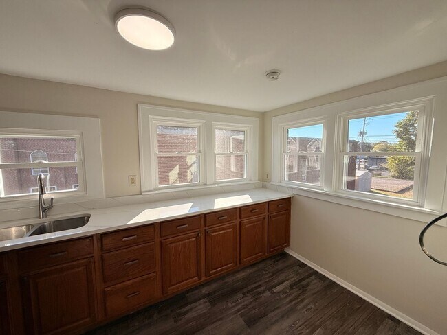 Building Photo - 750-752 E Wheeling St